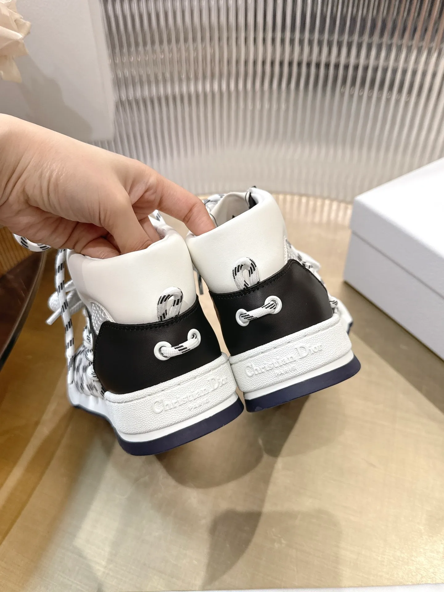 👟👟Ex-factory price 740👟👟 (Top version) Couple model Dior, C’est 25 new college style casual fashion high-top sneakers, showing eye-catching and fashionable style. Carefully crafted, the hollow design on the side of the upper is super fashionable, and the details also add a touch of elegance. The lightweight two-tone sole offers exceptional comfort and sporty style. Can add a stylish touch to any casual look. The tongue and sole are decorated with the Christian Paris logo, and the cowhide design is styled. Women's size 35-44